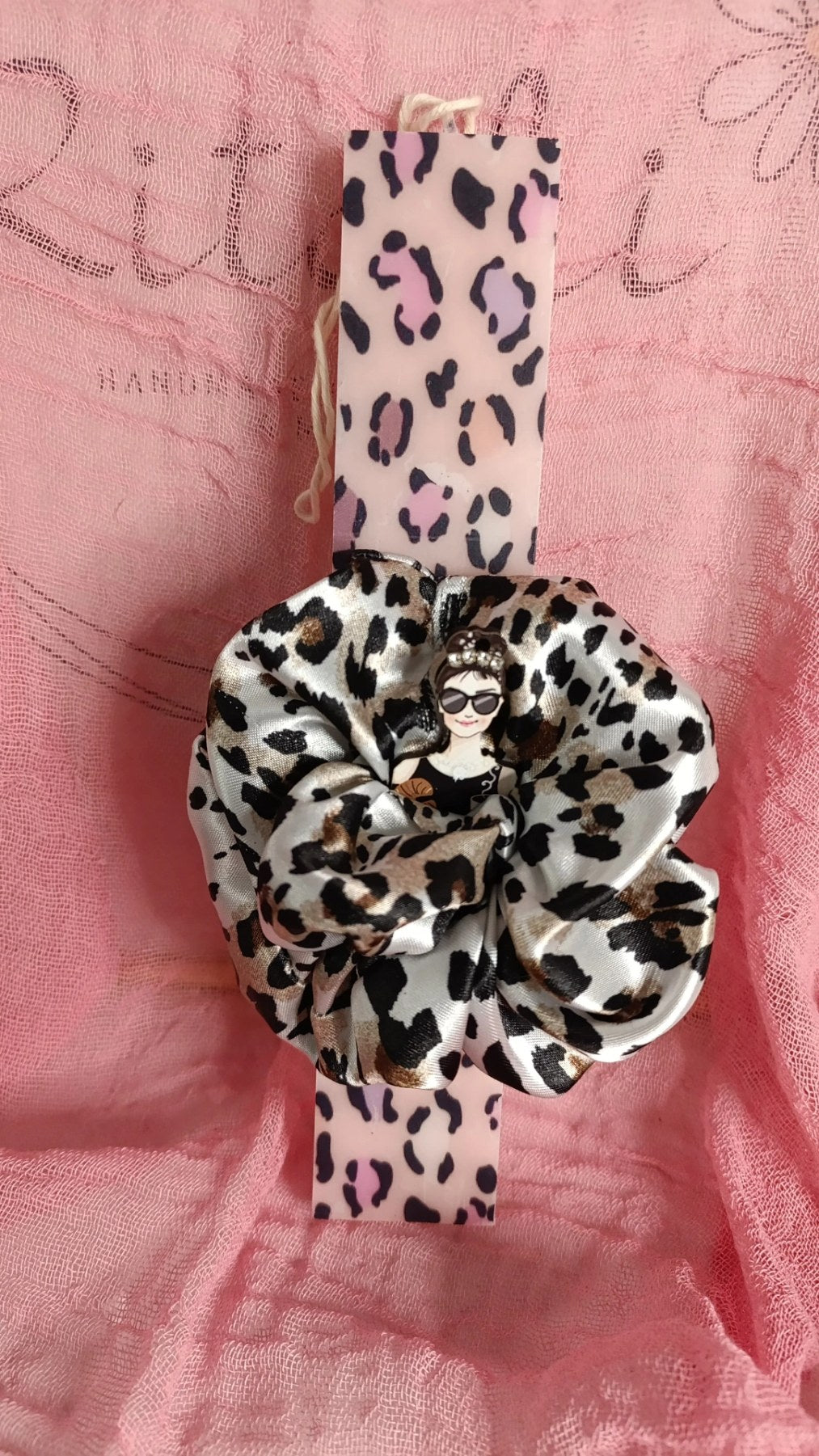 ΕΚΤΥΠΩΜΕΝΗ ΛΑΜΠΑΔΑ ΛΕΟΠΑΡ ΜΕ SCHRUNCHIE ΚΑΙ ΚΑΡΦΙΤΣΑ